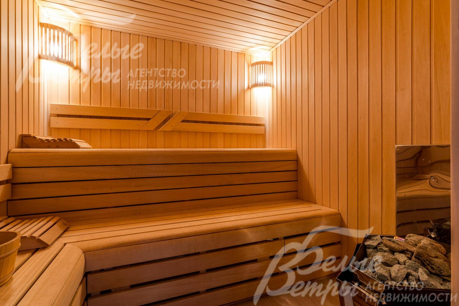 Сауна на первом этаже, полки отделаны абашем