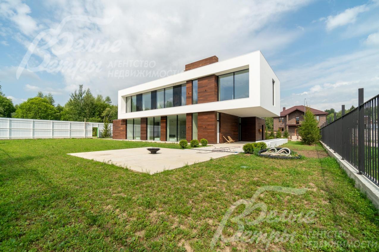 Задняя часть участка ограждена прозрачным забором (плексиглас на стальных столбах)