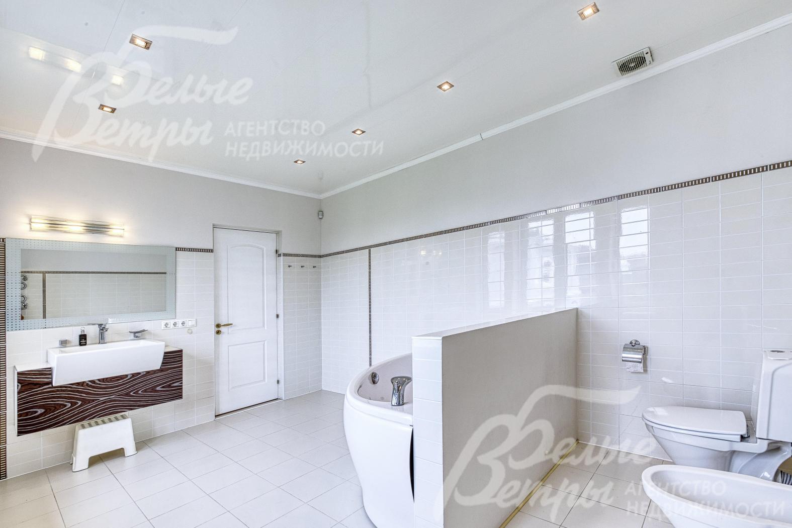 Санузел мастер-спальни 14 кв.м: декоративная перегородка отделяет джакузи от туалетной зоны