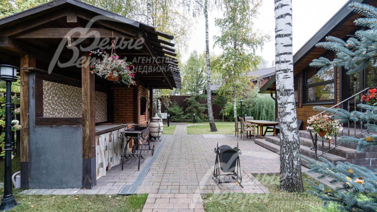 Дорожки и площадки выложены брусчаткой