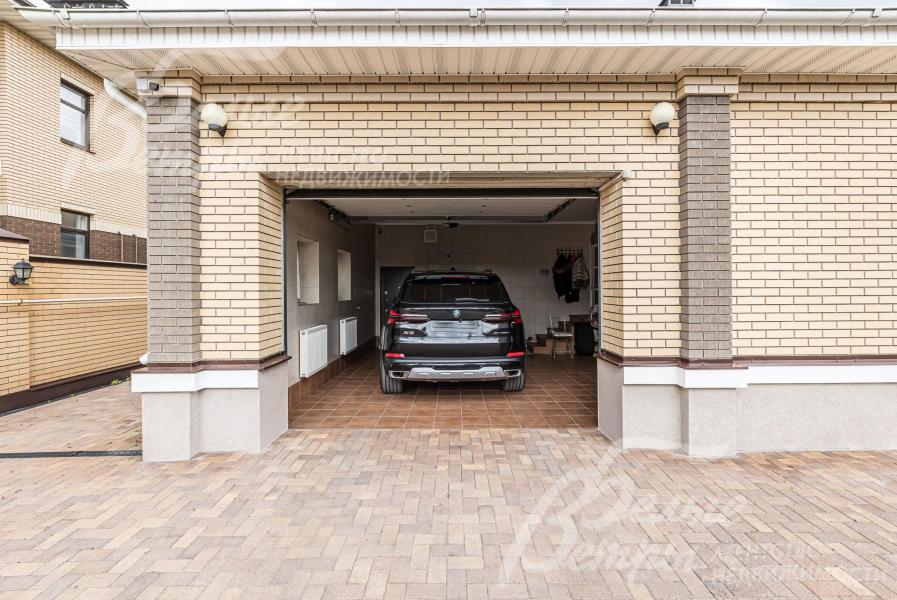 Гараж на 1 авто примыкает к дому.