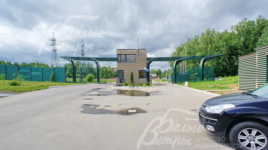 КПП с охраной при въезде в посёлок