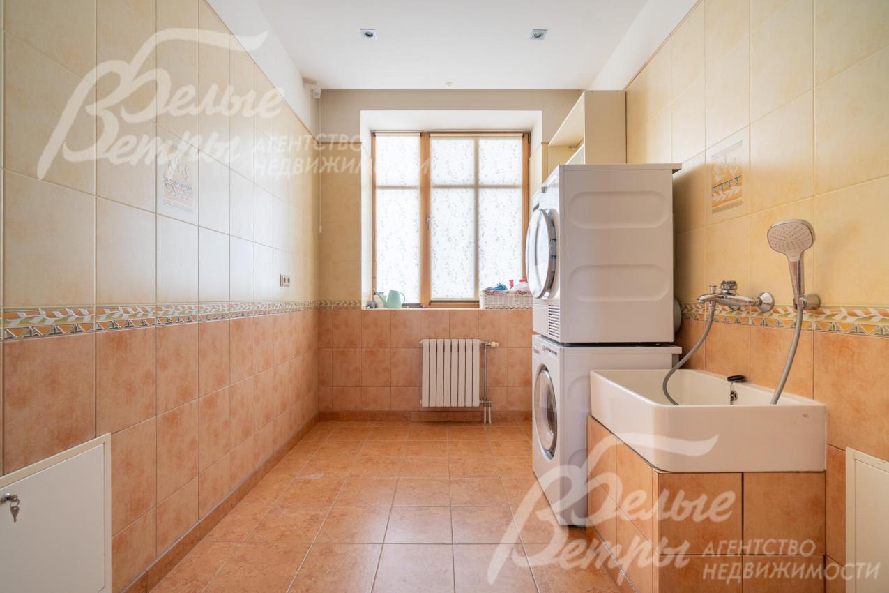 Постирочная со стиральной и сушильной машинами