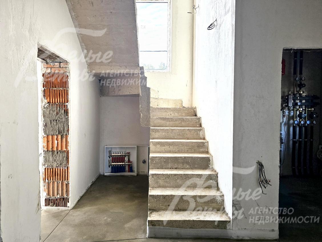 Смонтирована монолитная бетонная лестница