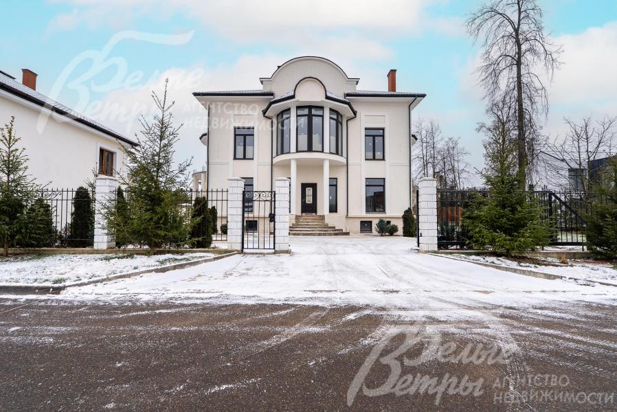 К дому ведёт широкая асфальтированная освещенная дорога, удобный подъезд 