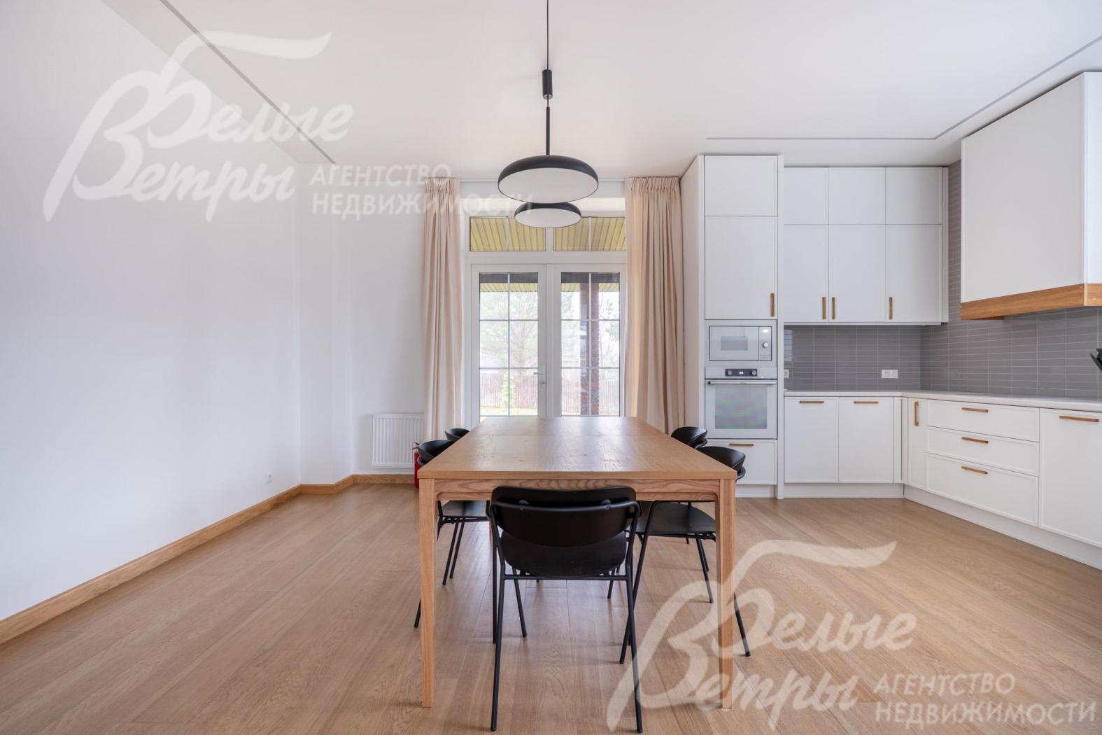 Из зоны столовой выход на крытую веранду