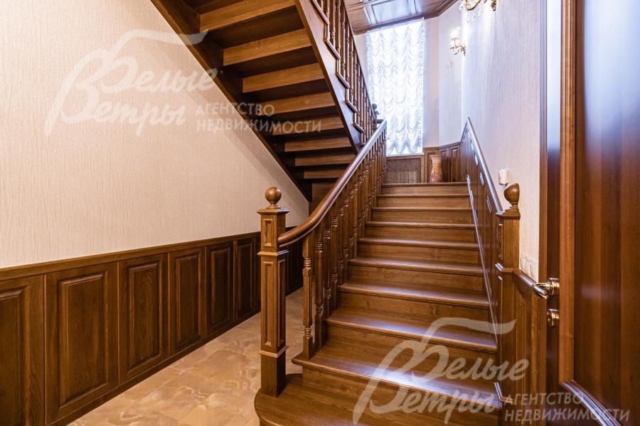 Широкий лестничный марш из массива орехового дерева