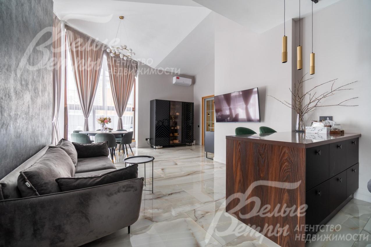 Также на кухне стоит диван, комод в стиле ар-деко, напротив дивана - телевизор LG 65 дюймов