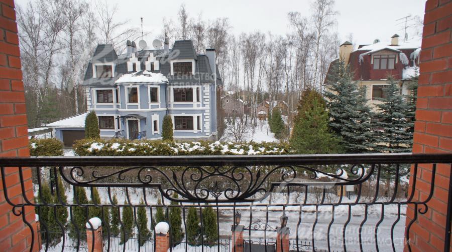 Вид с балкона второго этажа