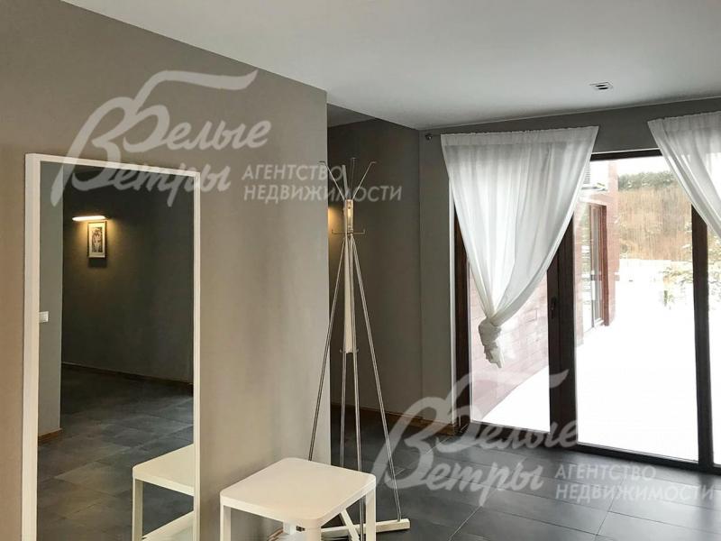 Дом укомплектован тюлью, зеркалами и различными аксессуарами