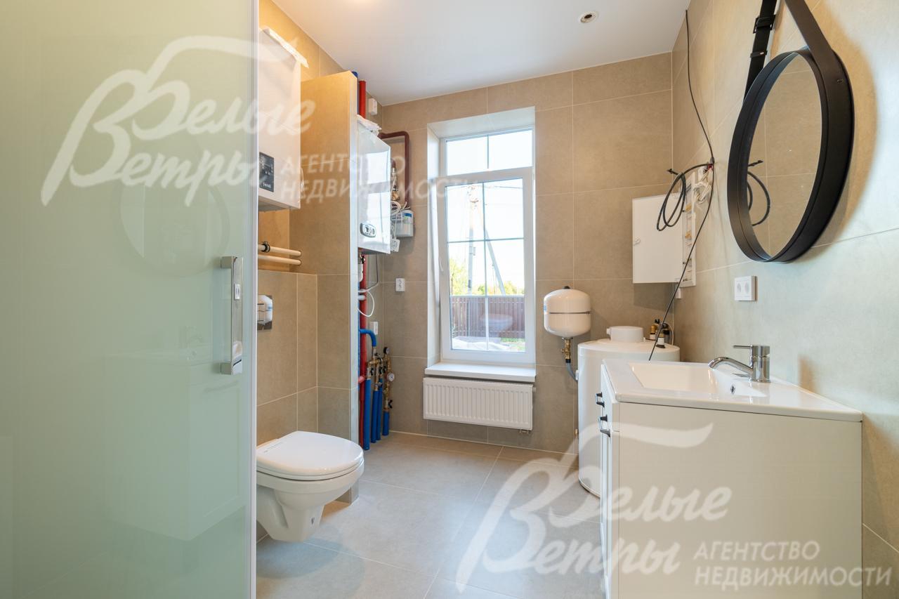 Санузел с душем на первом этаже