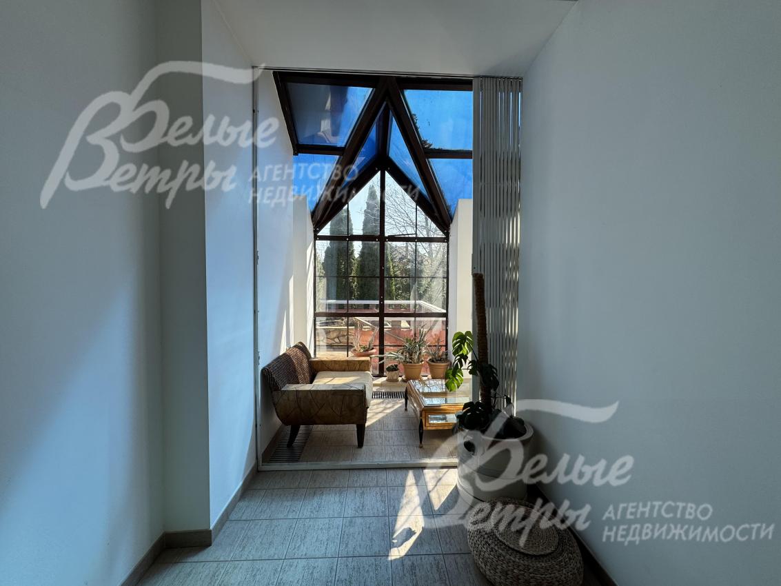 Наполненная светом терраса-атриум для отдыха и уединения