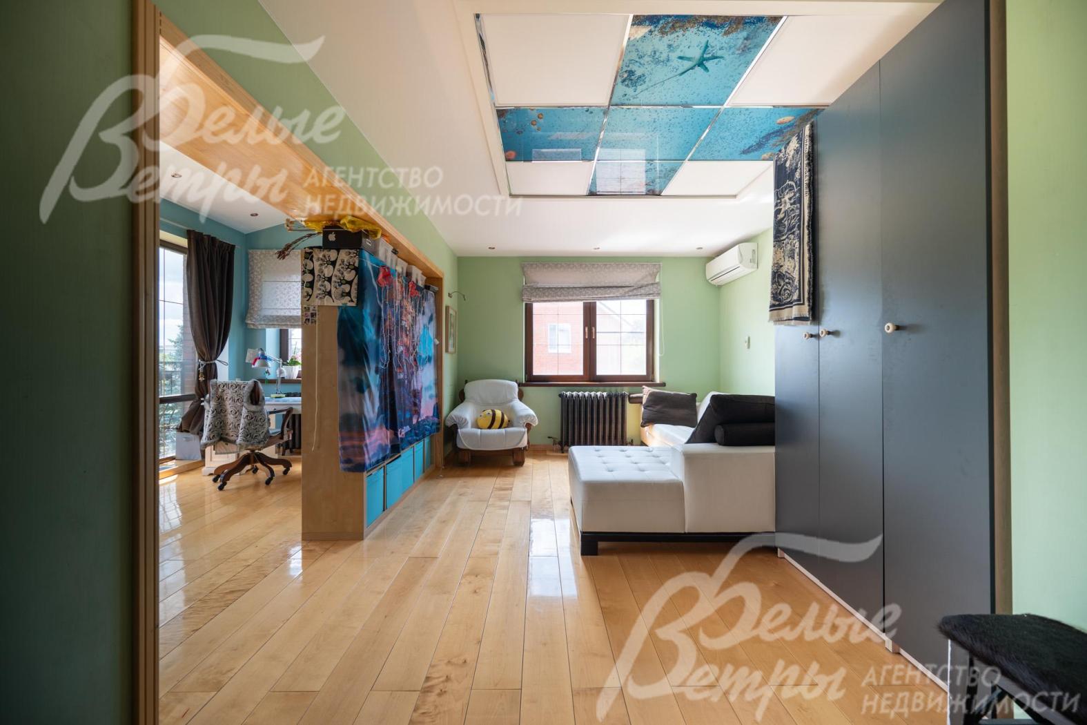 На третьем этаже - ещё две просторных спальни. Одна из них также разделена на две зоны перегородками