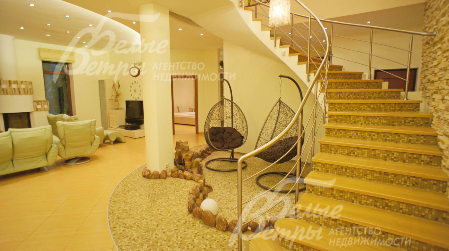 Холл 1 этажа с зимним садом. Капельки-качели создадут Вам летнее настроение даже зимой