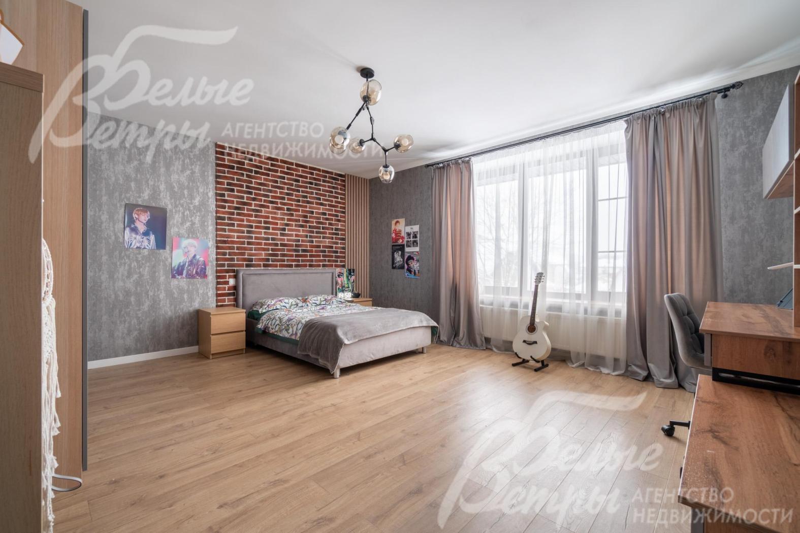 Спальня на втором этаже. Стена у изголовья кровати оформлена "под кирпич"