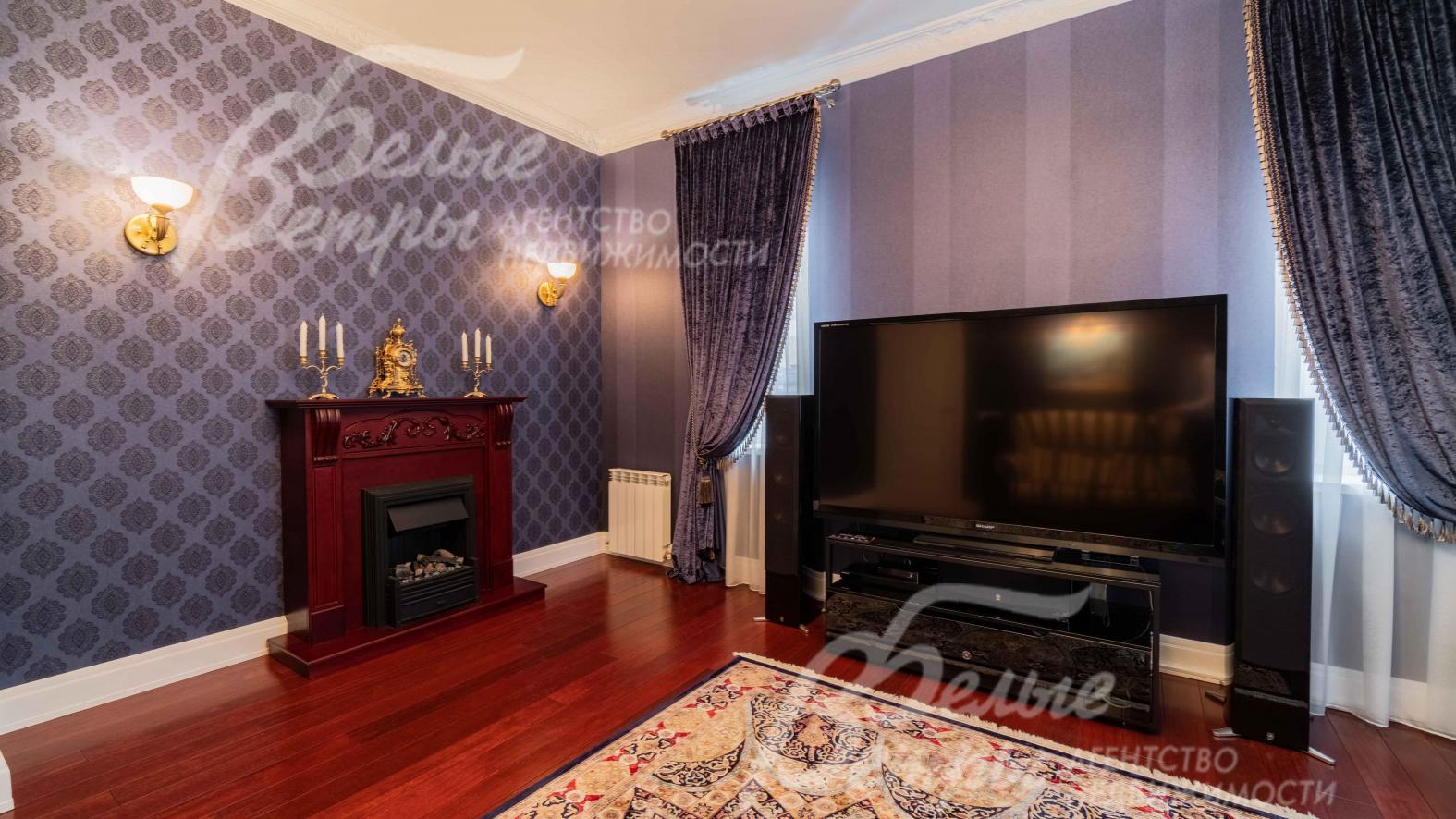 Электрический камин в гостиной