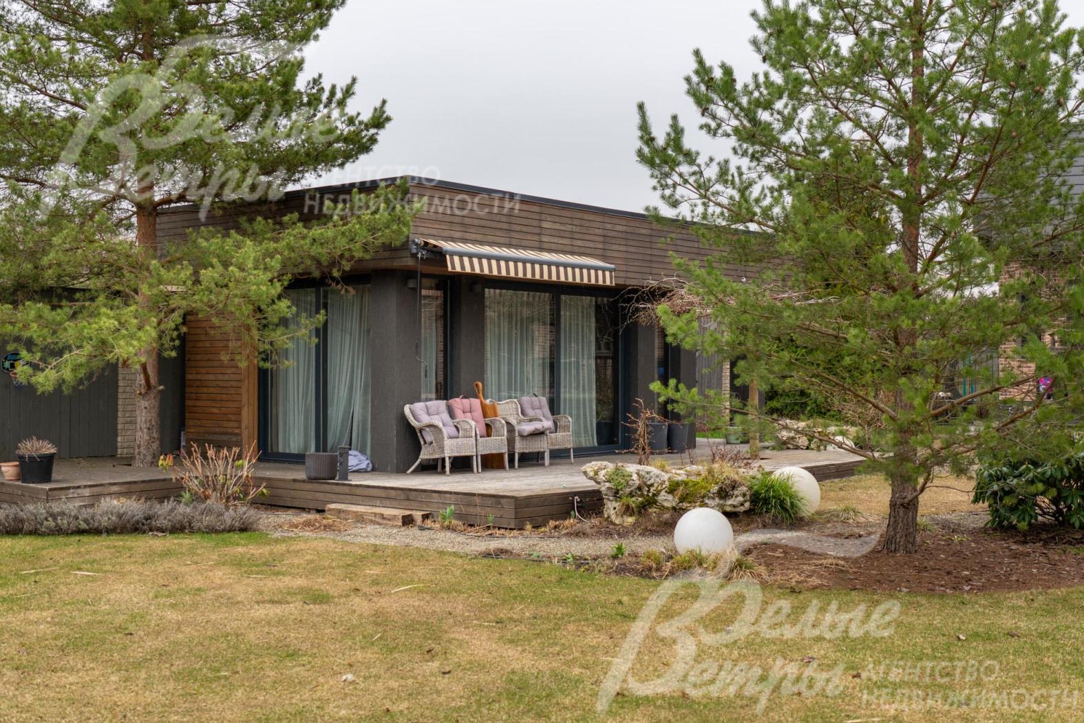 Участок - с авторским озеленением. Выполнено освещение территории и деревьев, которое работает от таймеров