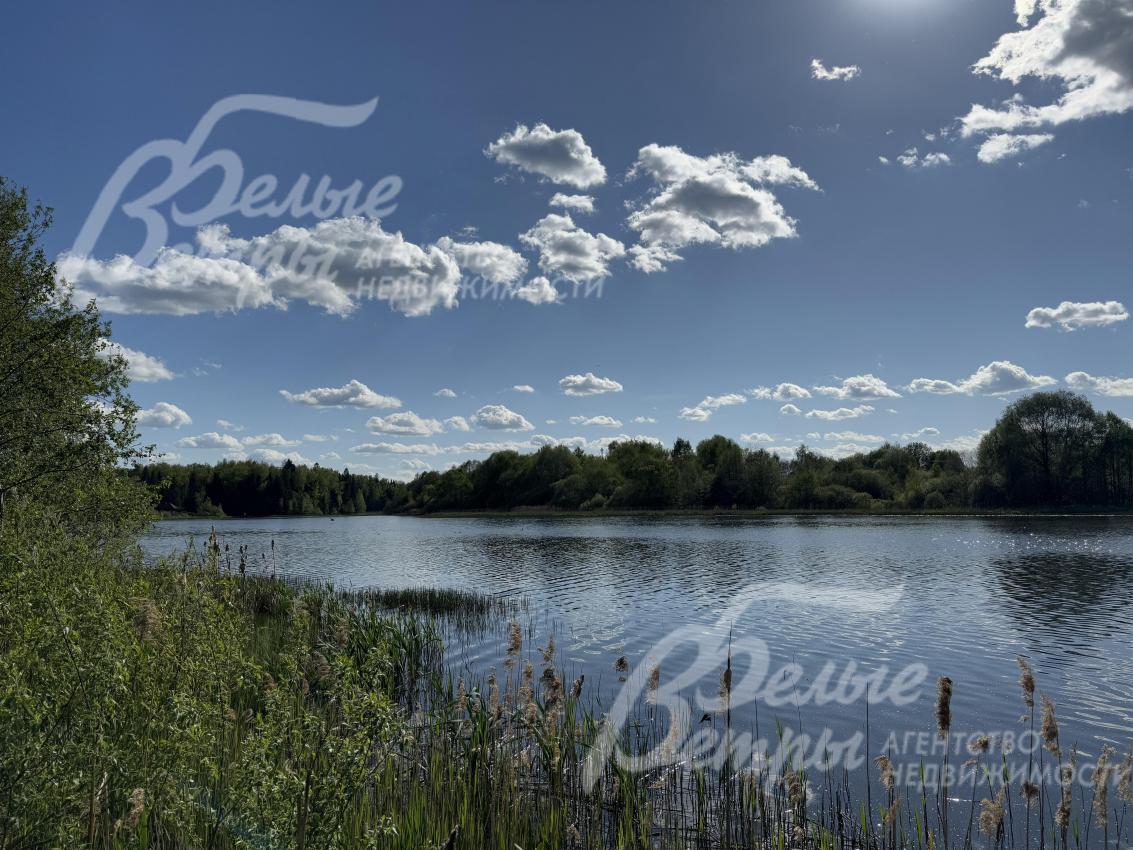 Рядом с домом - живописное озеро