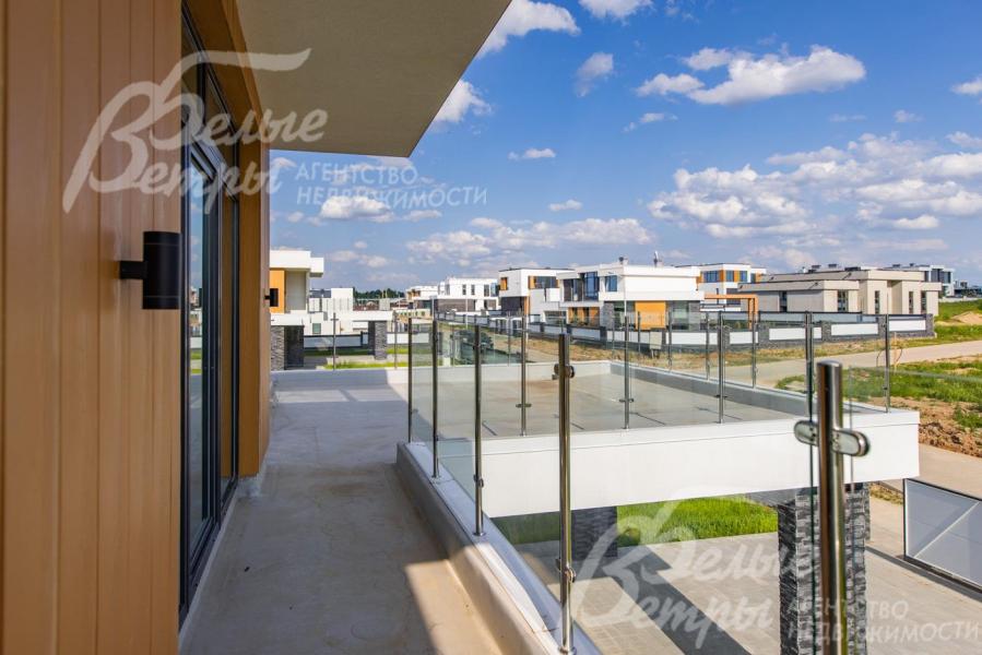 Большие террасы в домах в коттеджном поселке Райт Вилладж