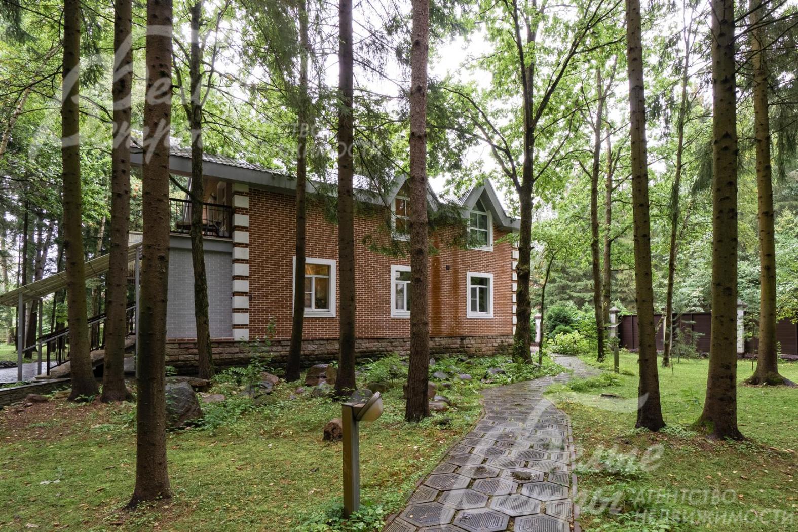 Есть дорожки и уличное освещение