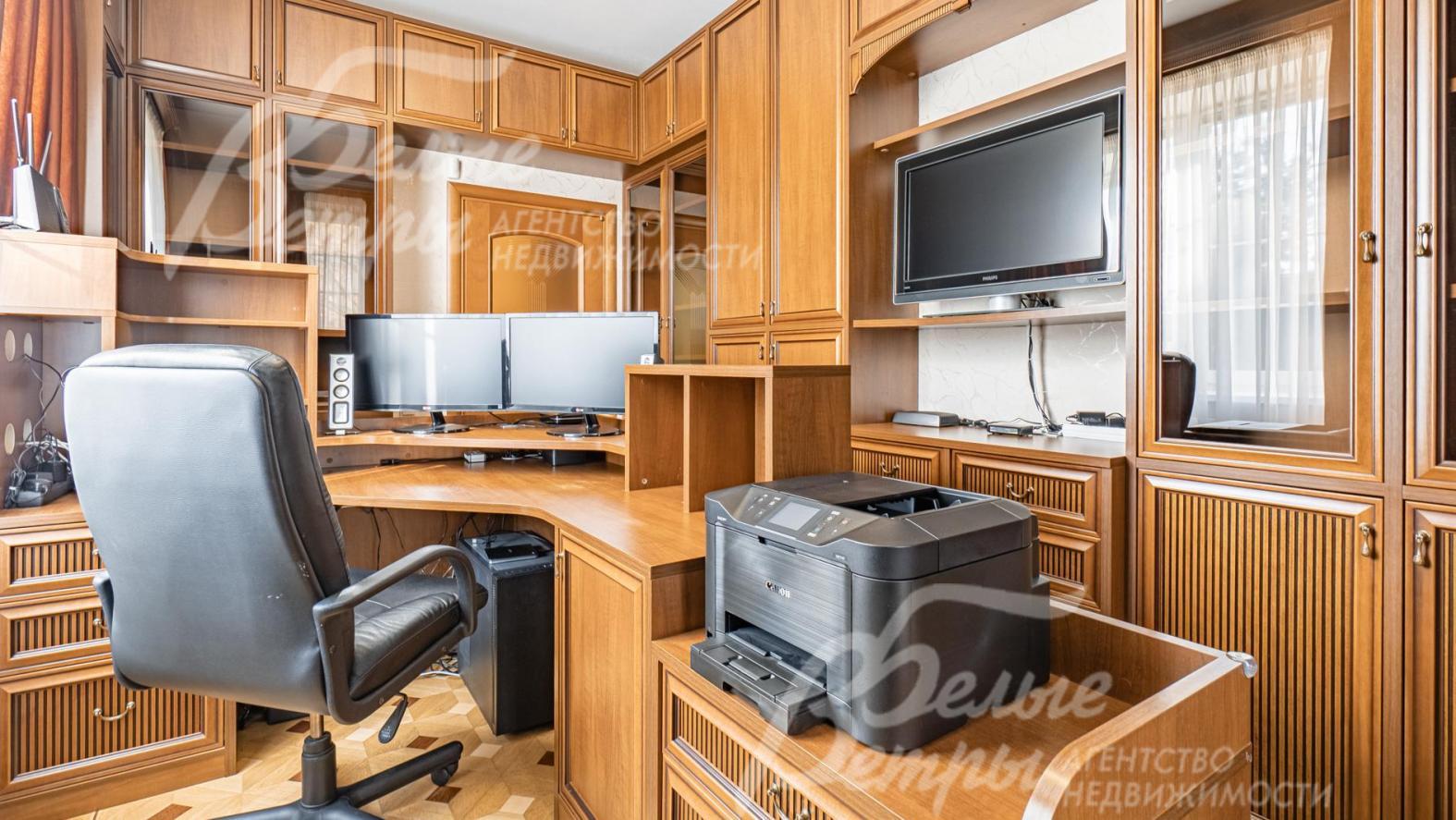 В кабинете встроенные шкафы и мебель фирмы Mr.Doors