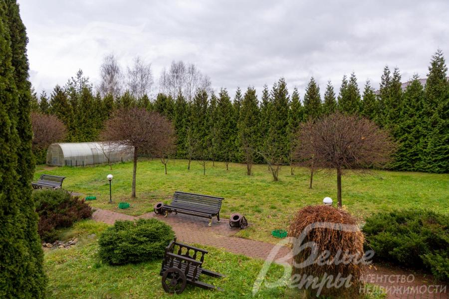 По периметру участка высажена живая изгородь из более, чем ста туй высотой 5–5,5 метров