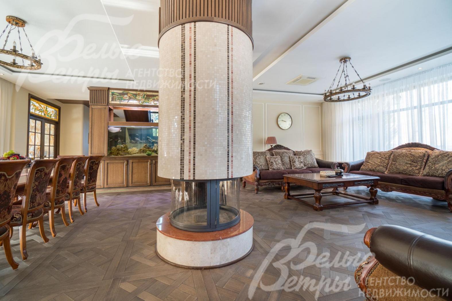 В гостиной установлен камин