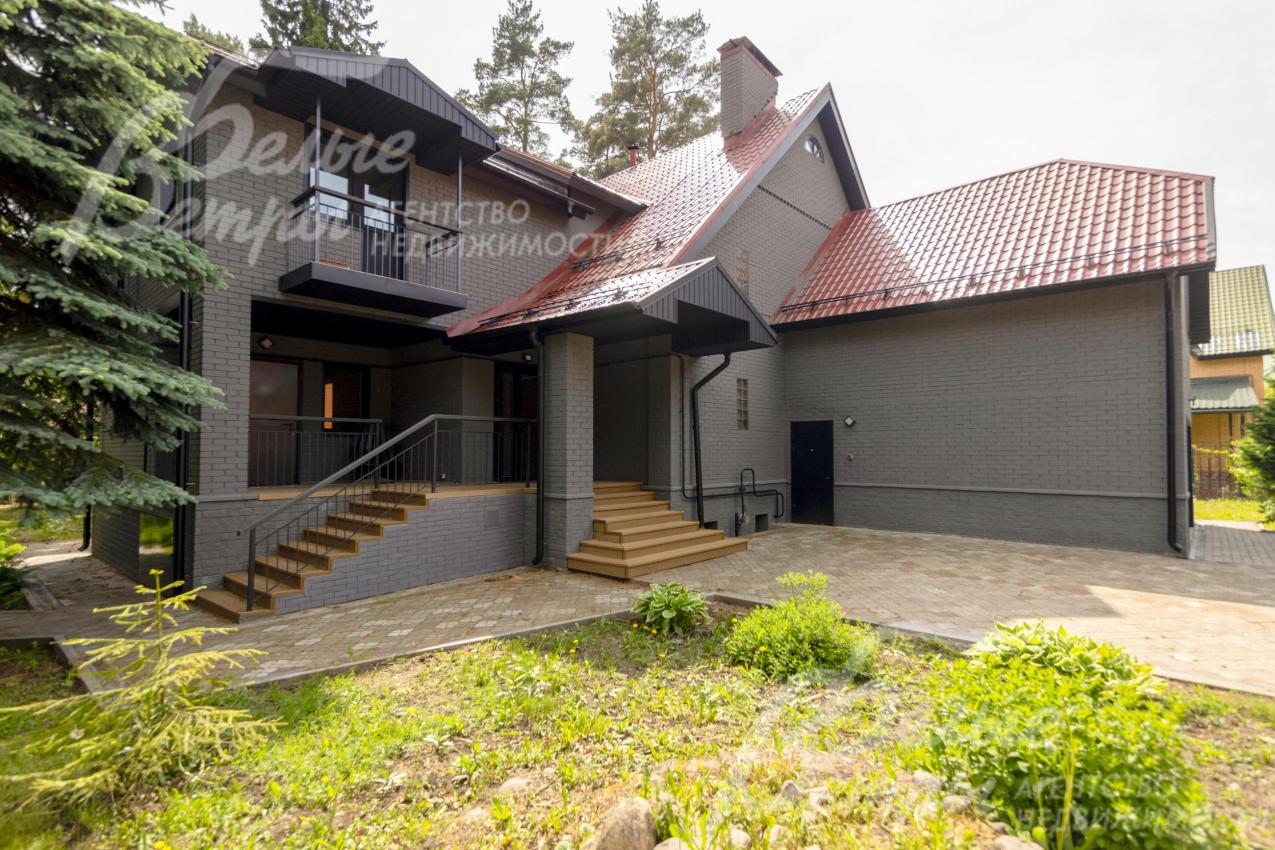 Дорожки на участке уложены брусчаткой на бетонном основании, выполнено освещение