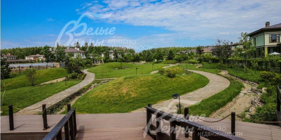 Поселок оснащен прогулочными зонами для терренкура.