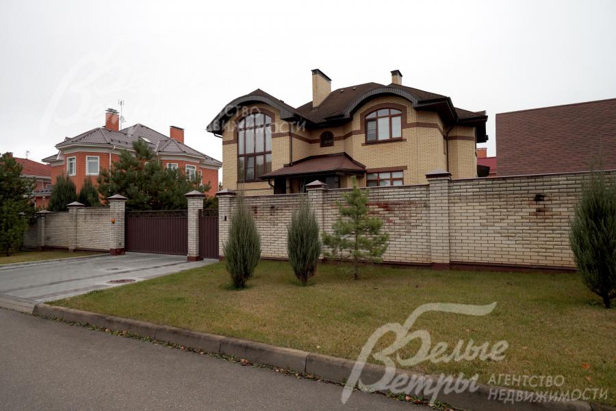 Участок расположен в середине коттеджного посёлка в 250 м от благоустроенного пруда и в 500 м от леса