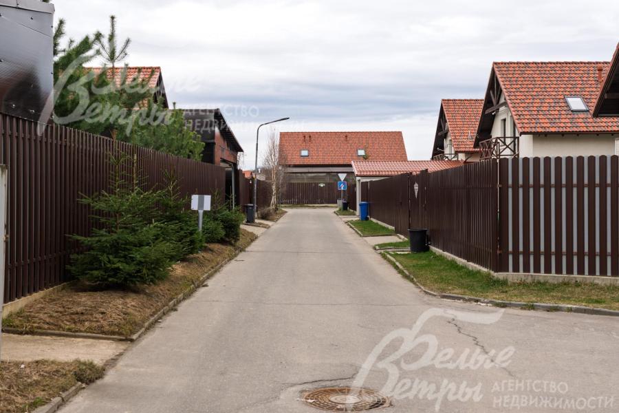 Участок находится в охраняемом обжитом коттеджном посёлке с рекреационными зонами, центральными коммуникациями, в пешей доступности – остановка общественного транспорта и инфраструктура Новой Москвы