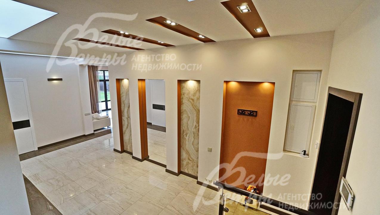 Потолки отделаны ГКС со встроенными светильниками 