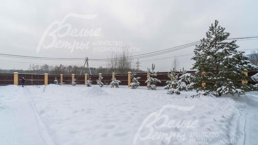 Участок огорожен забором на кирпичных столбах