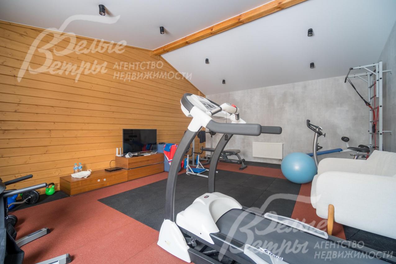 Спортивный зал с тренажёрами и спортинвентарём