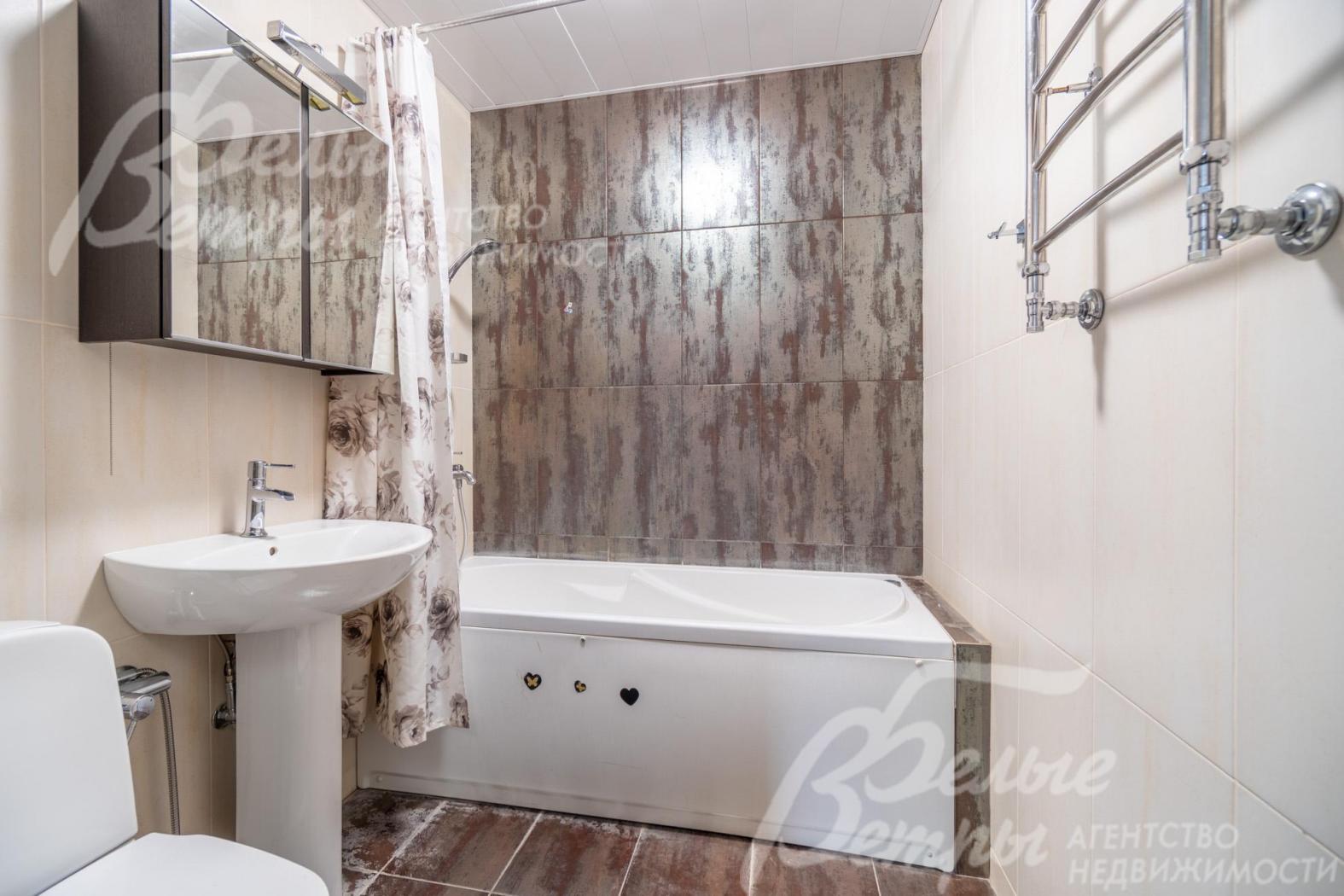 Санузел при спальне с ванной