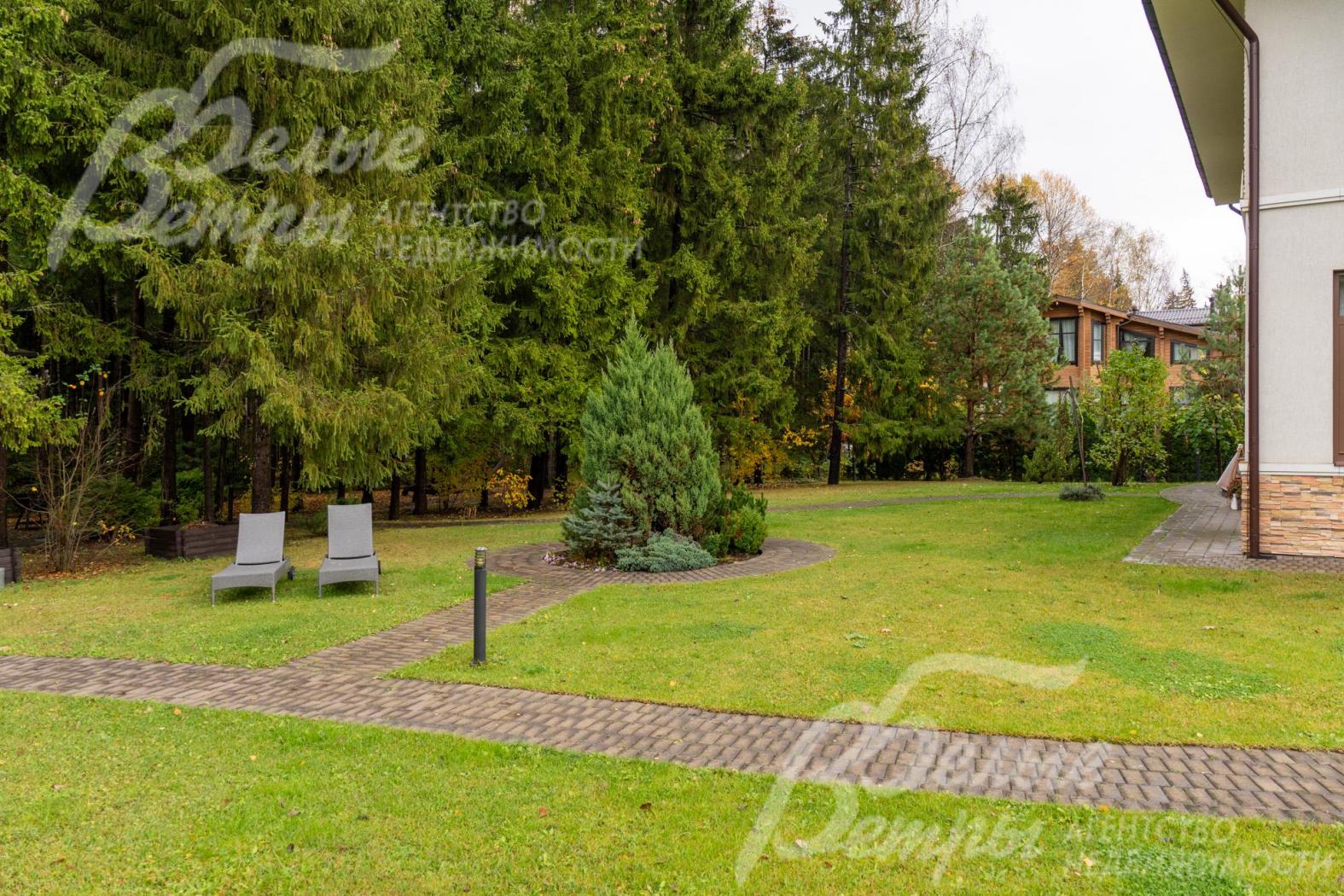 Создана художественная подсветка дома и участка, эффектно подчёркивающая архитектурные и растительные элементы в вечернее время