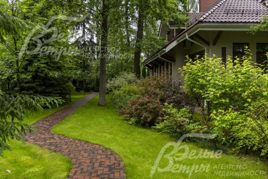 Участок расположен на приватной зоне коттеджного посёлка в лесной части