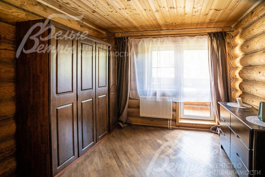 Одна из спален 2го этажа с выходом на балкон