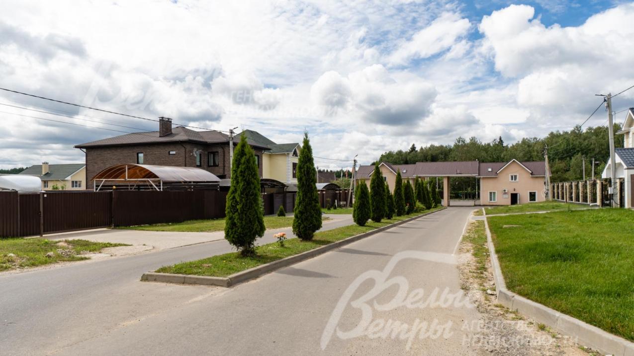 Благоустроенная территория при въезде в поселок