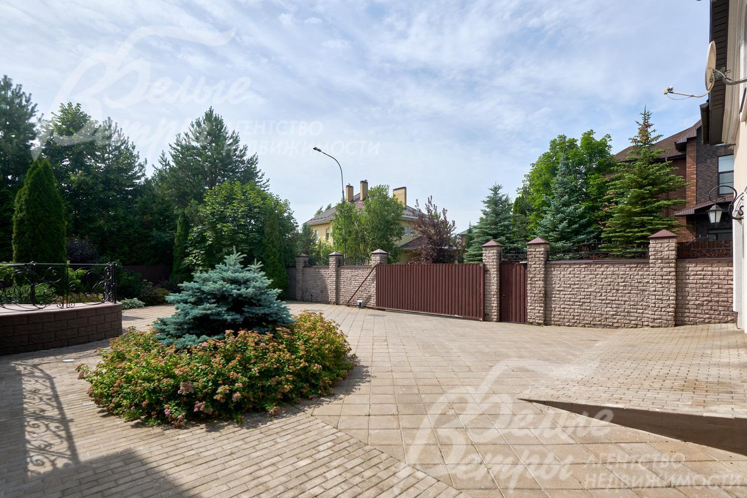 Участок ограждён забором в стиле дома с ленточным фундаментом. Установлены электрические ворота, калитка (открытие с домофона)