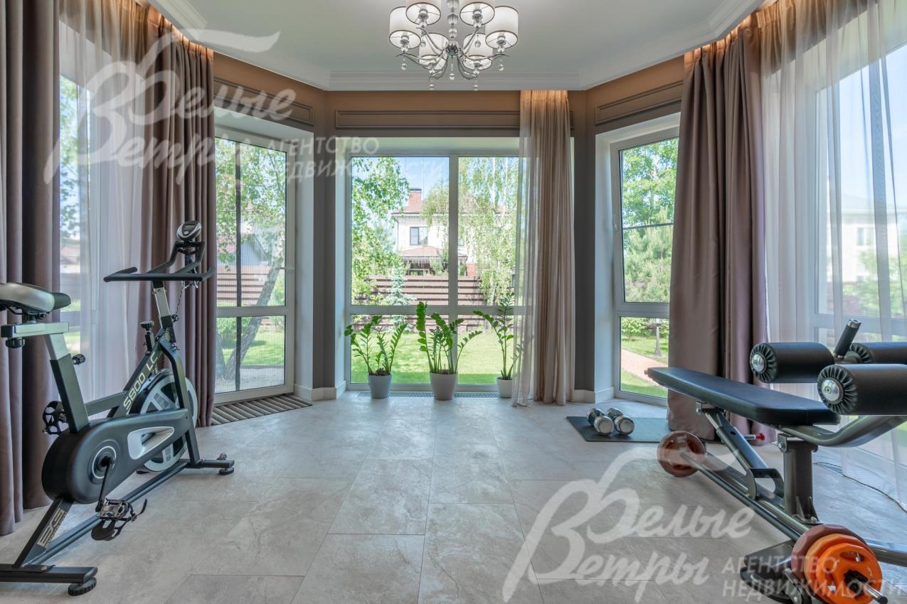 Зимний сад с тренажерами: силовой и велотренажер