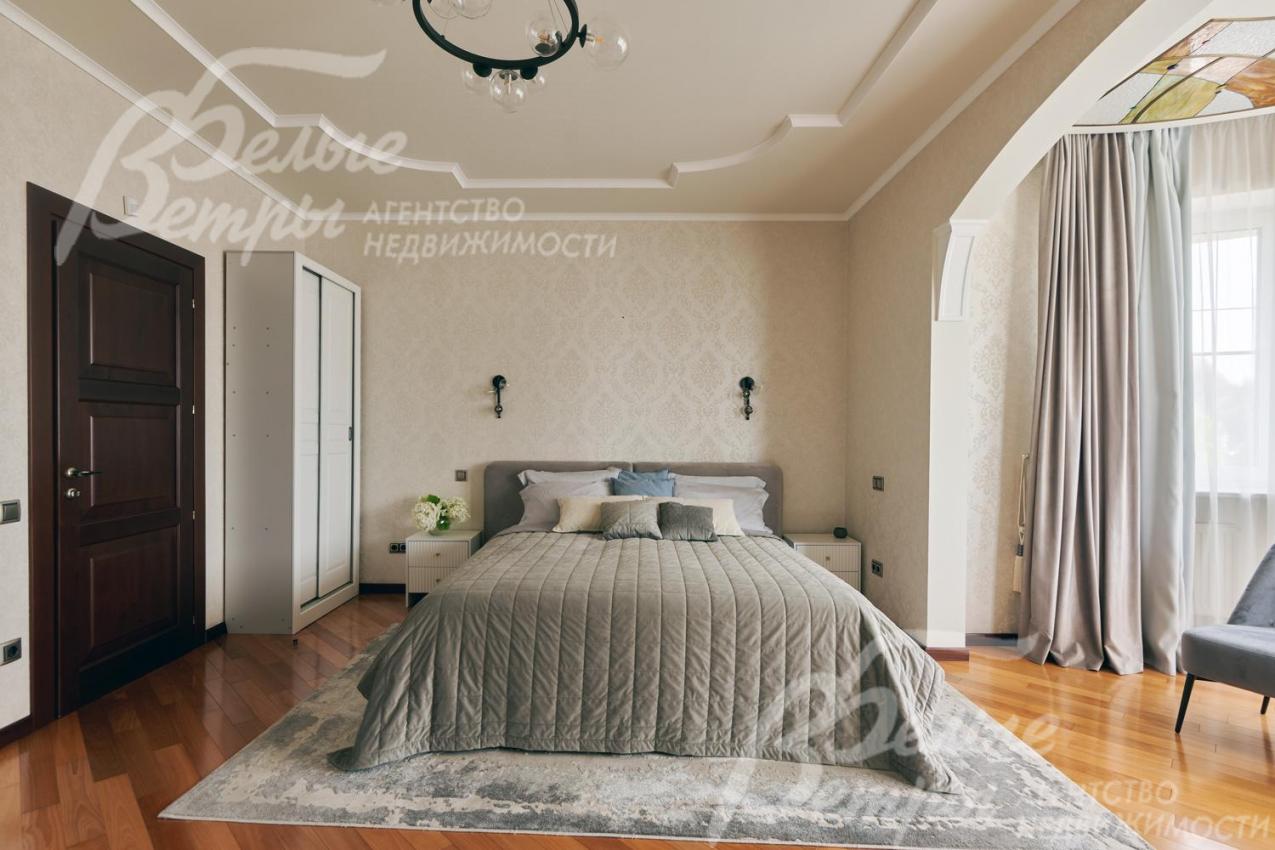 Мастер-спальня на втором этаже с итальянской мебелью