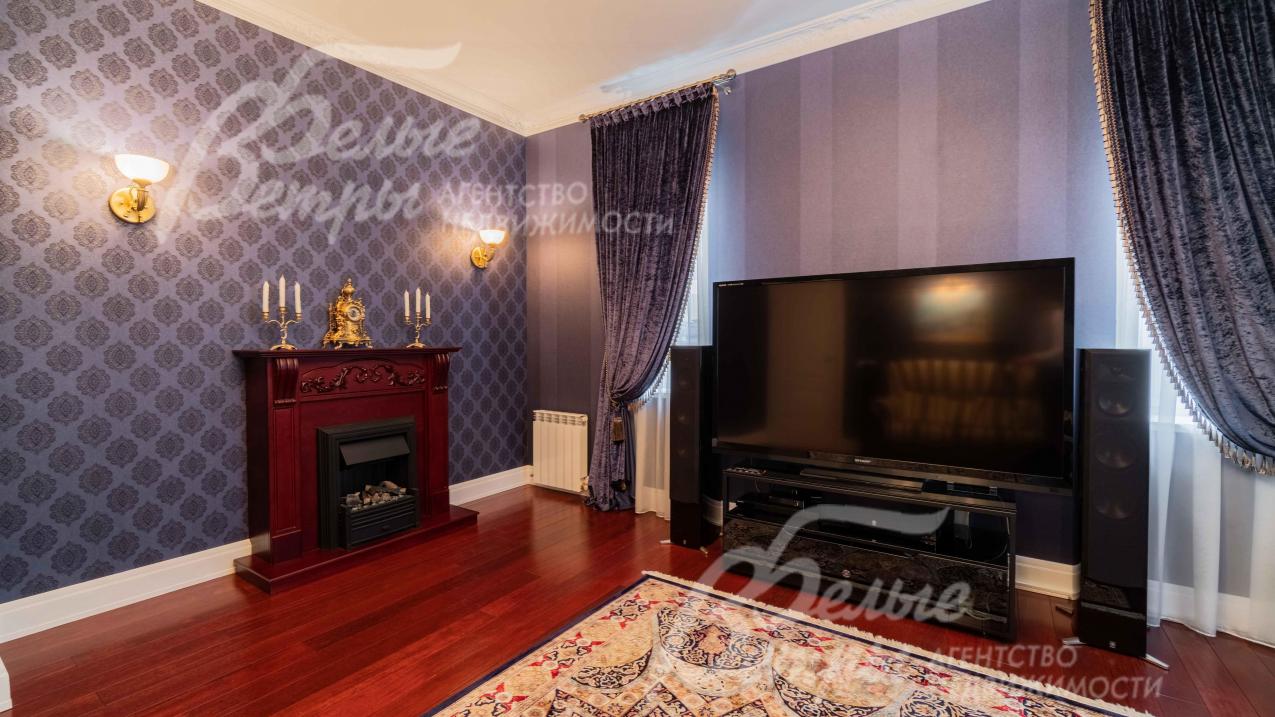 Электрический камин в гостиной