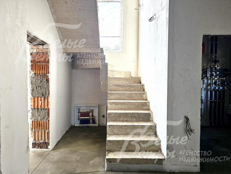 Смонтирована монолитная бетонная лестница