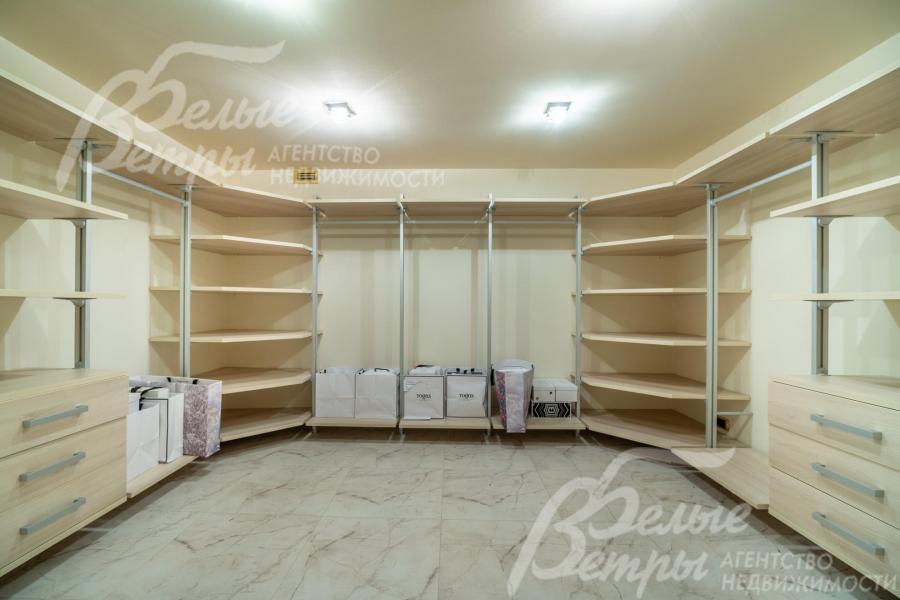 На цокольном этаже - просторная сезонная гардеробная с удобной системой хранения