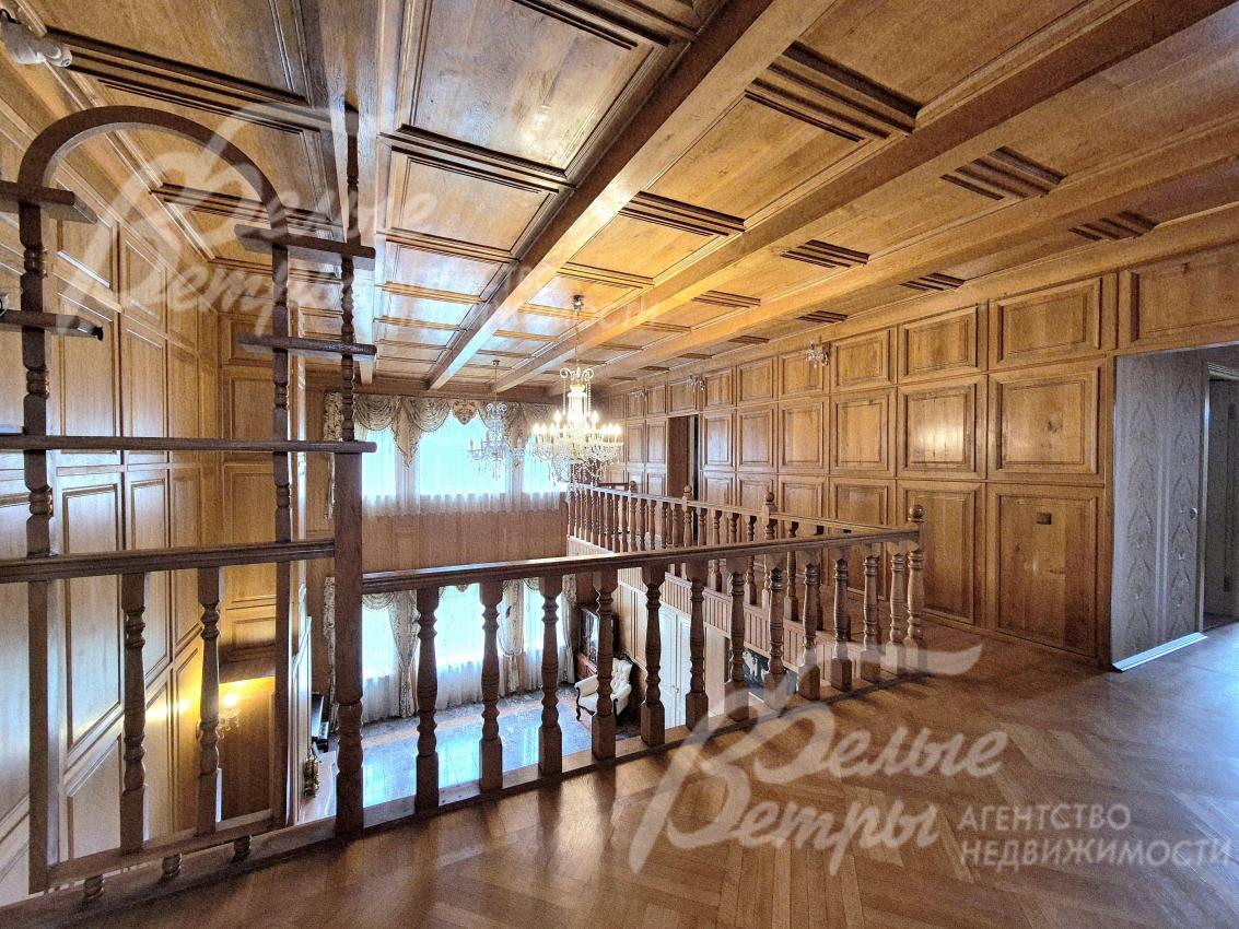 Стены и потолок в холле отделаны дубом.