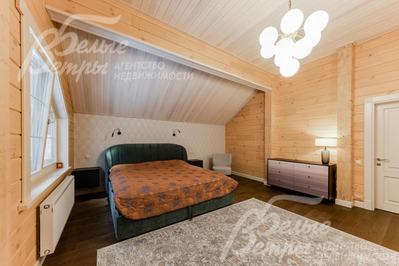 Двухспальная кровать в мастер-спальне