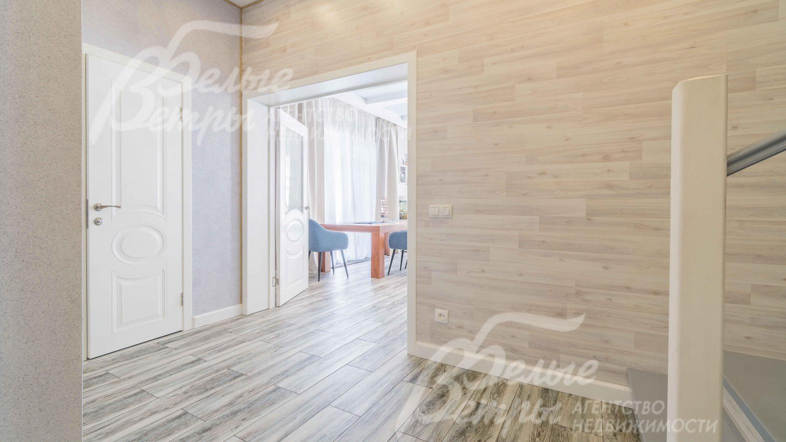 В холле на стенах ламинат