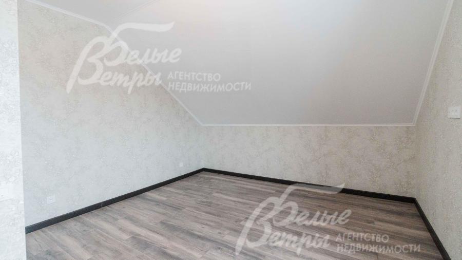 На 2-м этаже на полу ламинат