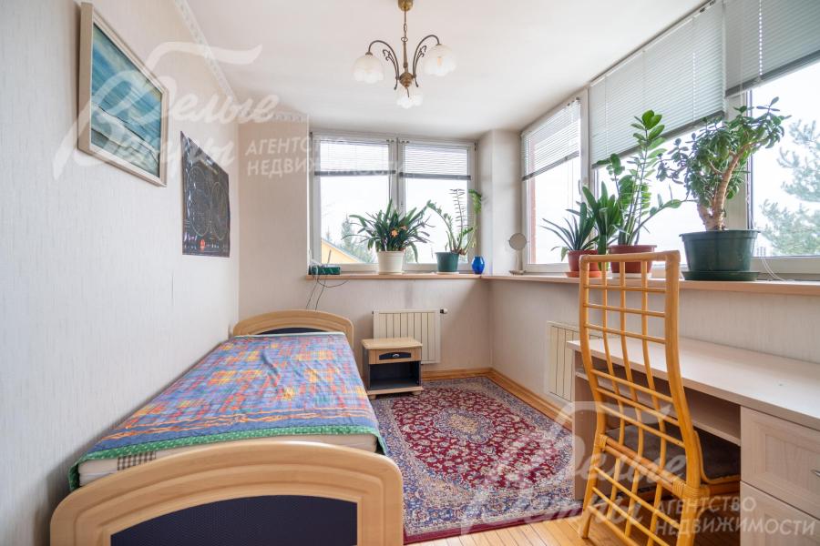 Спальня на втором этаже в светлых, спокойных тонах с односпальной кроватью и рабочим местом